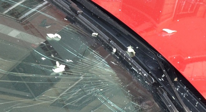 Atılan soğanlar aracımın camını kırdı  iddiası