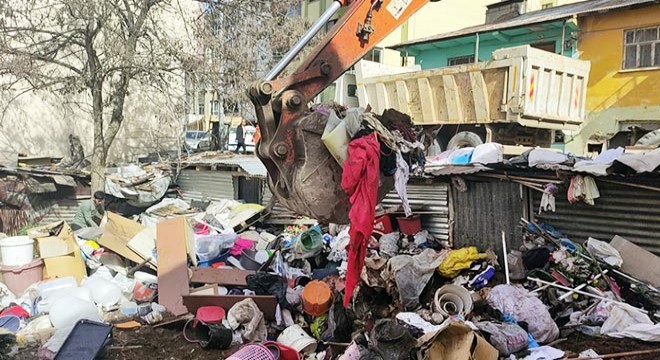  Kötü koku  şikayeti yapılan evden 6 ton çöp çıktı