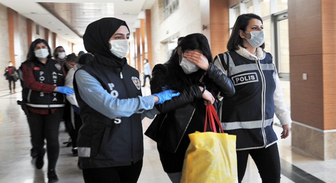 1 milyon liralık ziynet eşyası çalan  Altın Kızlar  tutuklandı