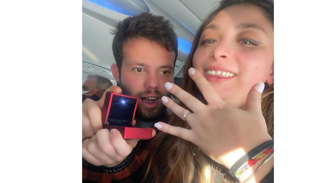10 bin metrede uçakta sürpriz evlilik teklifi