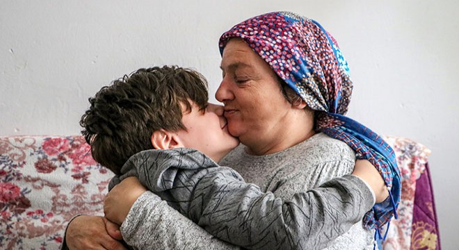 10 yaşındaki Atacan, annesinin hem eli hem ayağı