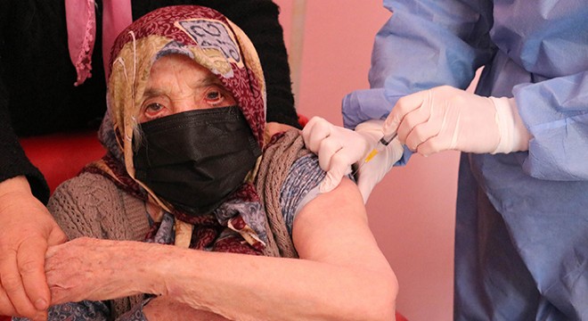 103 yaşındaki Rukiye nineye koronavirüs aşısı yapıldı