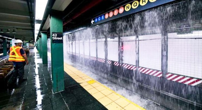 127 yıllık şebeke patladı: Metro sular altında kaldı