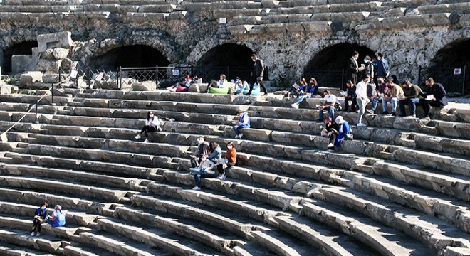 2 bin yıllık antik tiyatroda kitap okuyup, farkındalık oluşturdular