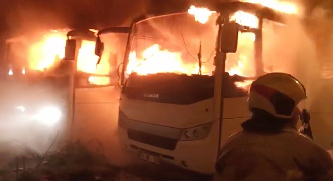 2 otobüs patlama sonrası alev alev yandı
