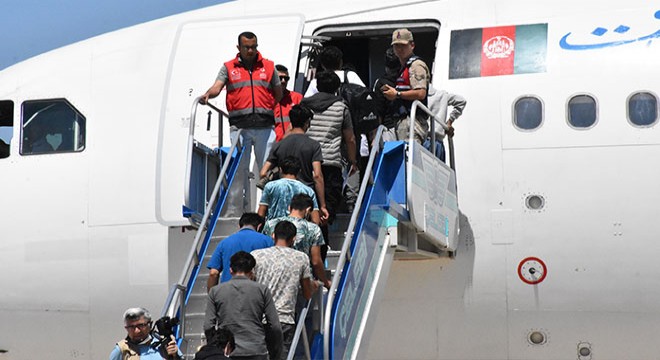 227 kaçak göçmen daha uçakla ülkelerine gönderildi