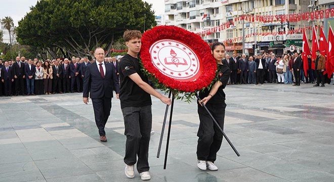 23 Nisan kutlamaları Antalya’da çelenk töreniyle başladı