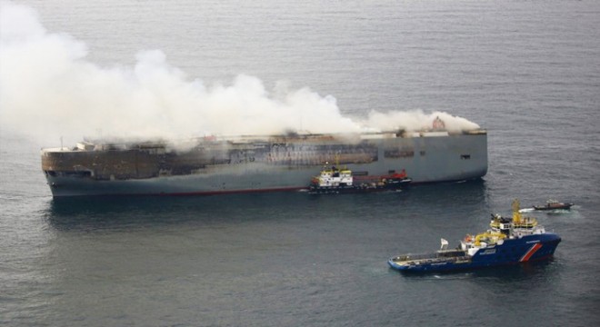 3 bin otomobil taşıyan gemi 10 gündür alev alev yanıyor