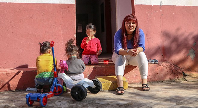3 çocuğuyla evden atılan Kırgız kadına yardım eli
