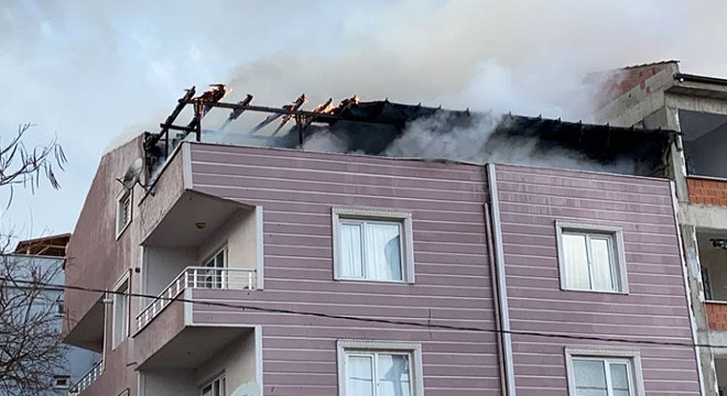 3 katlı binanın çatı katında korkutan yangın