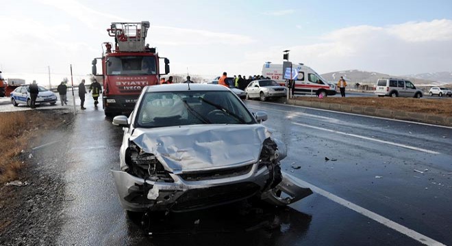 3 otomobilin karıştığı kazada, 8 kişi yaralandı