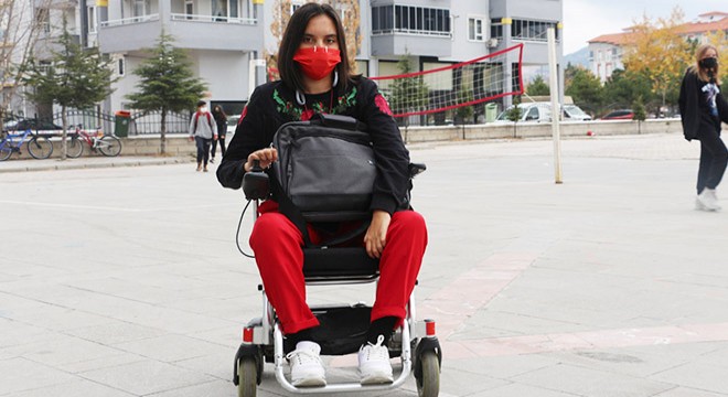 3 üniversite değiştiren engelli öğretmen Serap: Cehaletle savaşıyorum