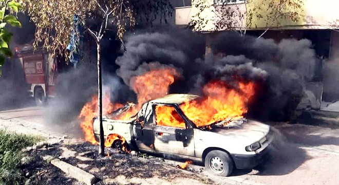 3 yıldır kullanılmayan kamyonet alev alev yandı