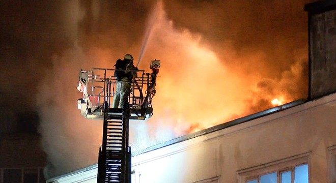 4 katlı binanın çatı katında yangın