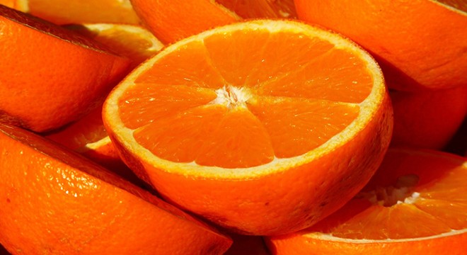 4 kişi ek bagaj ücreti ödememek için 30 kilo portakal yedi