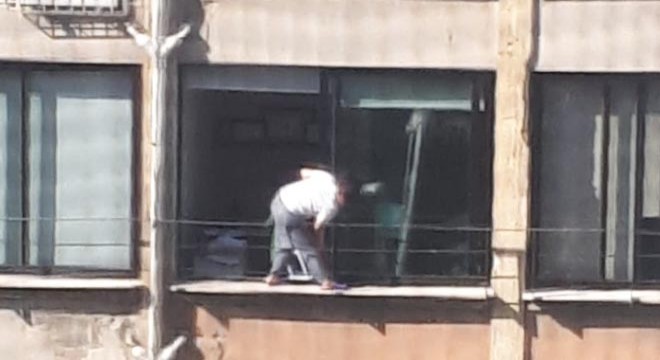 4 üncü kat pencere pervazında ölümüne temizlik
