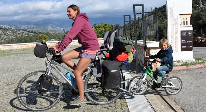 4 yaşındaki oğlu ile bisikletle 5 ülke gezip, Demre ye geldi