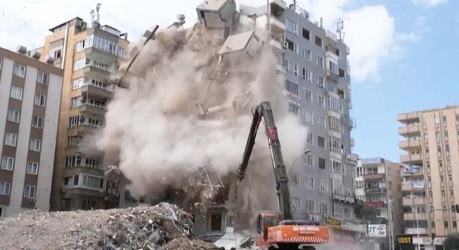 40 yıllık hasarlı bina, 15 saniyede yıkıldı