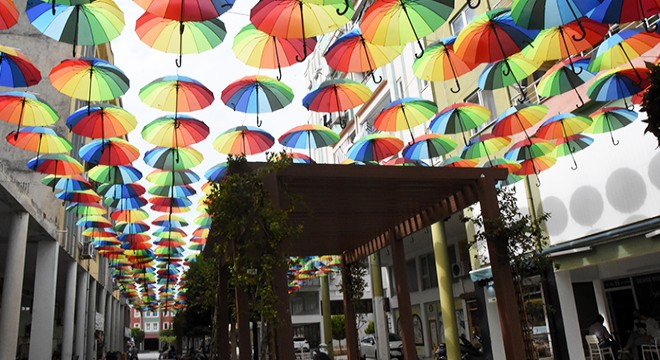 400 şemsiye ile renk cümbüşü