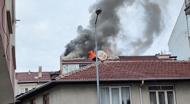 5 katlı binanın çatısında yangın