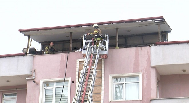 6 katlı binanın çatı katı alev alev yandı