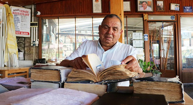 61 yıldır, Assos u gezen turistlerin anılarını 35 defterde biriktirdi