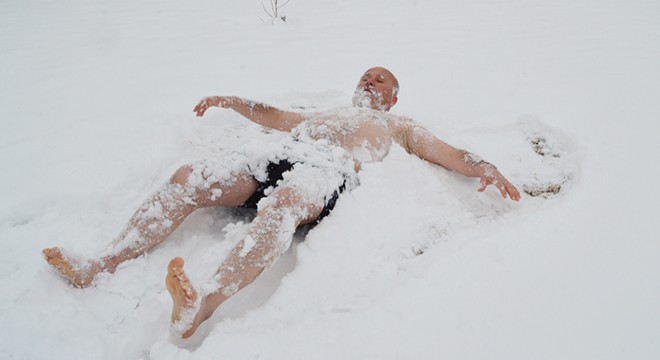 62 yaşındaki turizmcidenşortla  kar banyosu 
