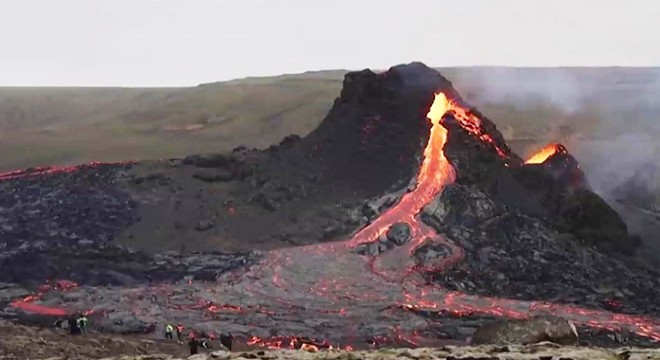 800 yıl sonra lav püskürten yanardağ, ziyaretçi akınına uğradı