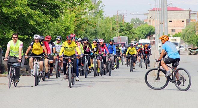 85 bisikletli, dostluk için pedal çevirdi