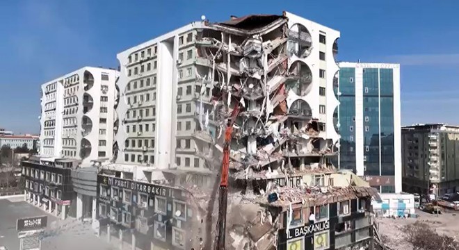 89 kişinin öldüğü Galeria daki AVM ve 3 blok yıkılıyor
