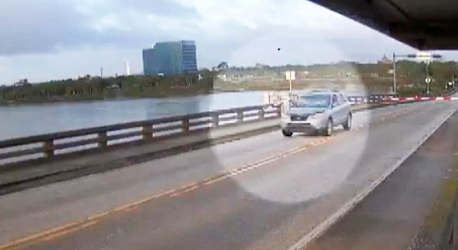 ABD’de asma köprüdeki tehlikeli yolculuk kamerada