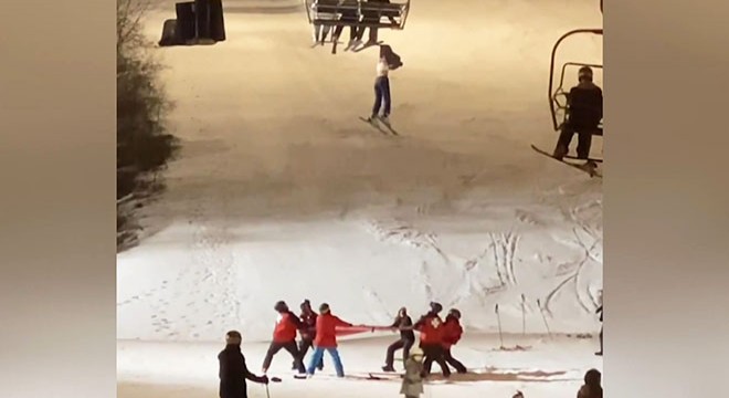 ABD’de kayakçı havada asılı kaldı
