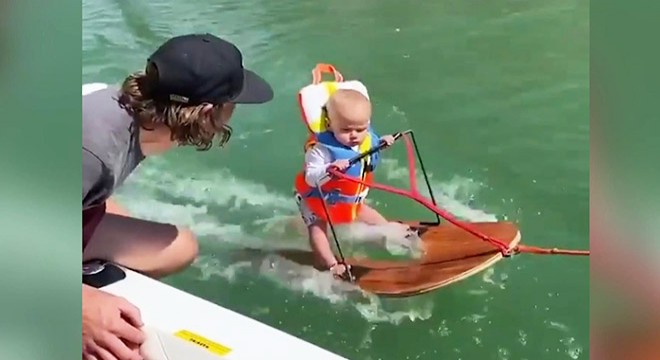 Su kayağı yapan 6 aylık bebeğin videosu viral oldu