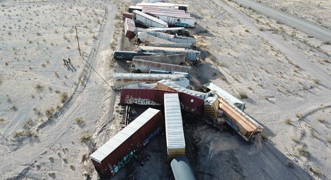 ABD’de yük trenine ait 44 vagon raydan çıktı