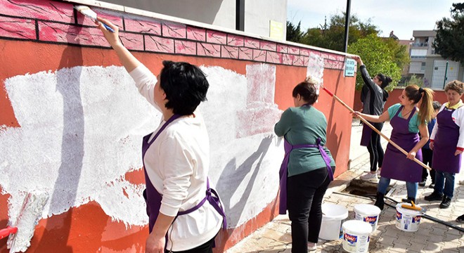 AKMEK kursunu bitiren kadınlar, duvar boyadı