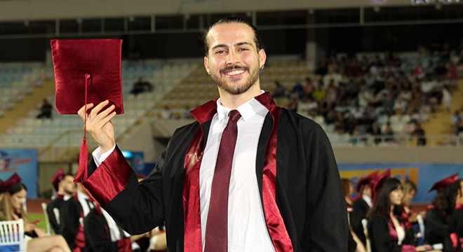 AÜ Tıp Fakültesi nin en  Mutlu su mezun oldu