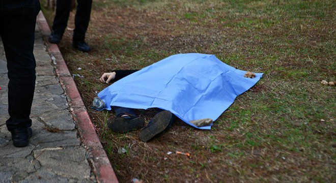 Adana’da parkta erkek cesedi bulundu