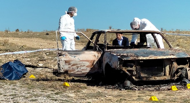 Afyon da yanmış otomobilde 2 ceset bulundu