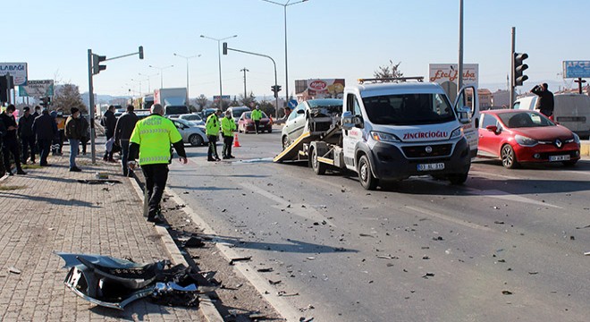 Afyonkarahisar da 3 aracın karıştığı kazada 4 kişi yaralandı