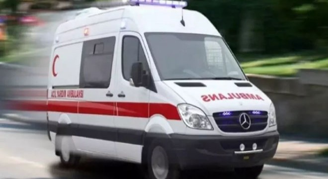 Afyonkarahisar da ambulans devrildi: 2 yaralı