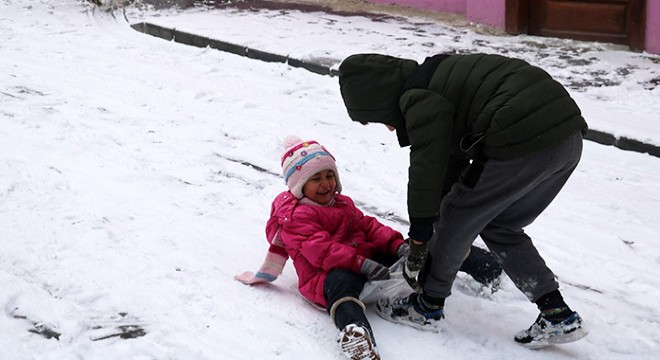 Afyonkarahisar da çocukların kar sevinci