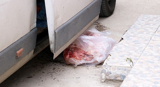 Afyonkarahisar da kan sızan araçtan sakatat çıktı