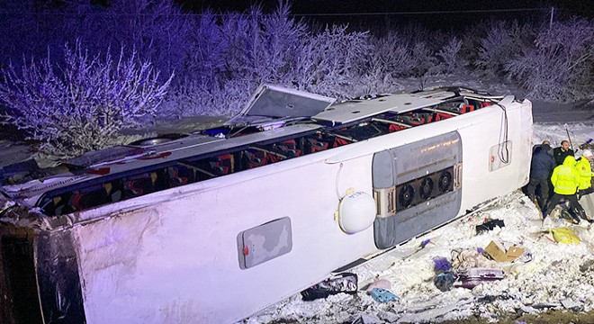Afyonkarahisar da yolcu otobüsü devrildi: 15 yaralı