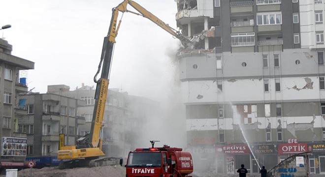 Ağır hasarlı olan 12 katlı binada kontrollü yıkım başladı