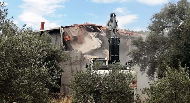Akbük Koyu ndaki kaçak yapılar yıkıldı