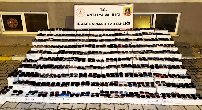 Alanya'da 10 bin kaçak güneş gözlüğü ele geçirildi