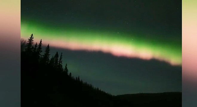 Alaska da Kuzey Işıkları nın gökyüzündeki büyüleyici dansı kamerada