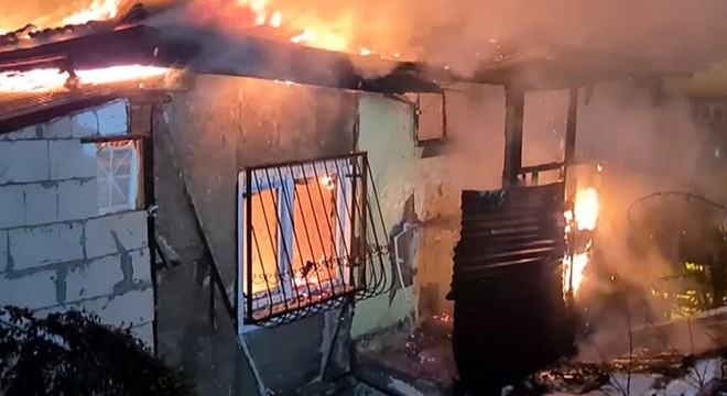 Alev alev yanan evde çökme meydana geldi
