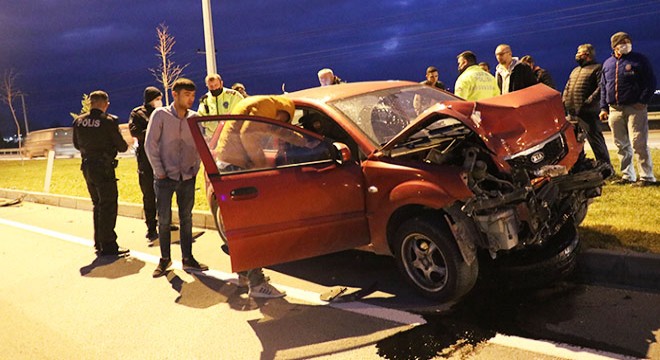 Alkollü sürücü otomobiliyle minibüse çarptı: 5 yaralı