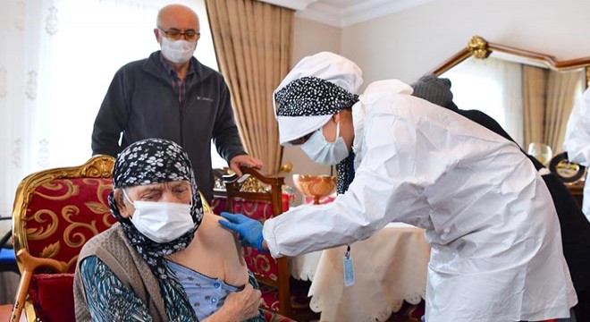 Ankara da 116 yaşında iki kadına, koronavirüs aşısı yapıldı